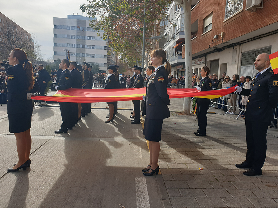 Agentes portando la Bandera de España en el acto de Izado.